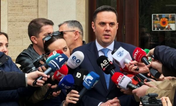 “I nderuar kryeministër…”/ Lumir Abdixhiku i çon “selam” Albin Kurtit