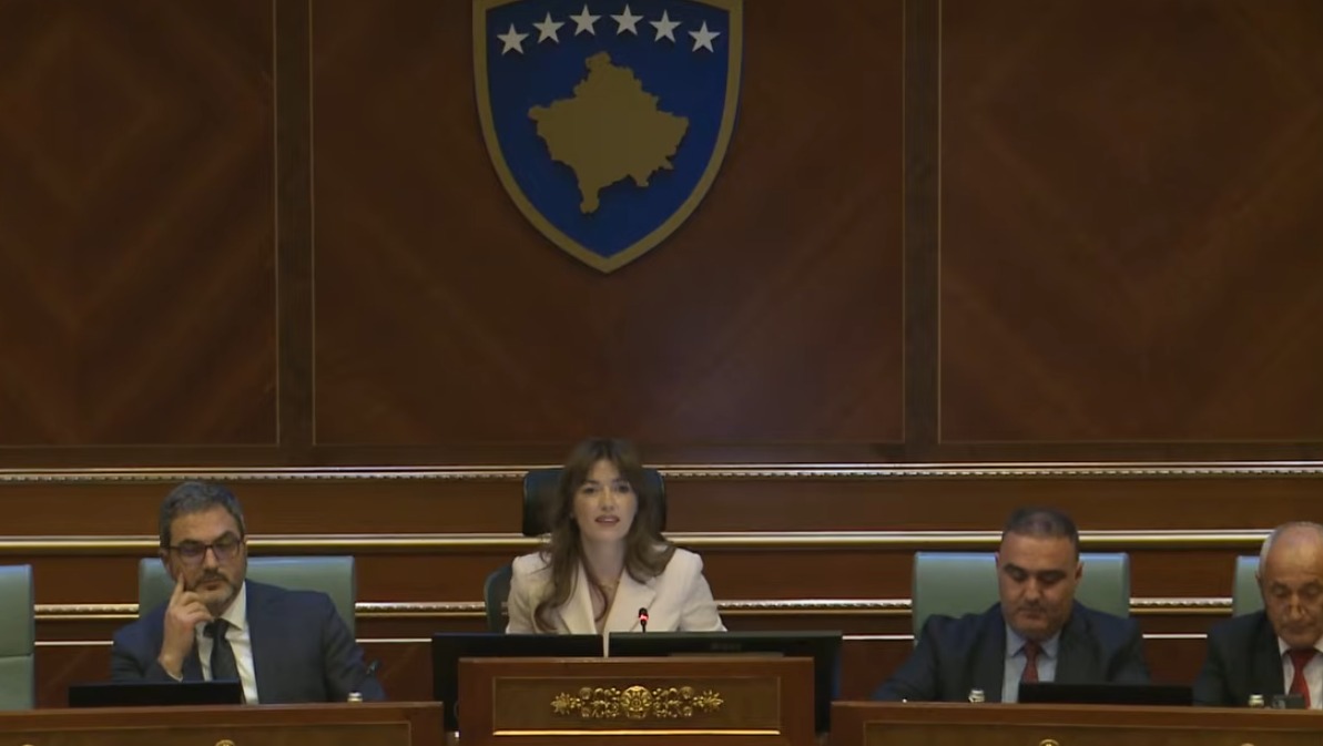 Ndezet situata në Kuvend, Haxhiu “kapet” me PDK-në