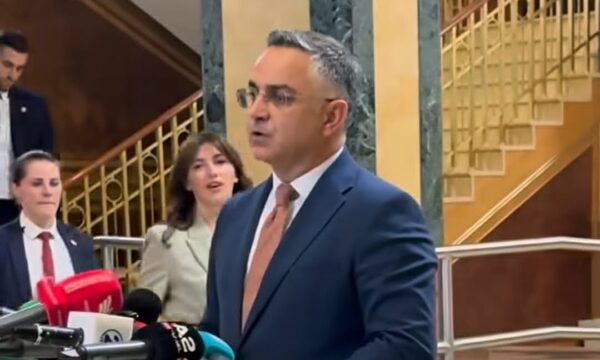 Momenti i “përplasjes” Haxhiu vs Tahiri në hollin e Kuvendit për Presidentin