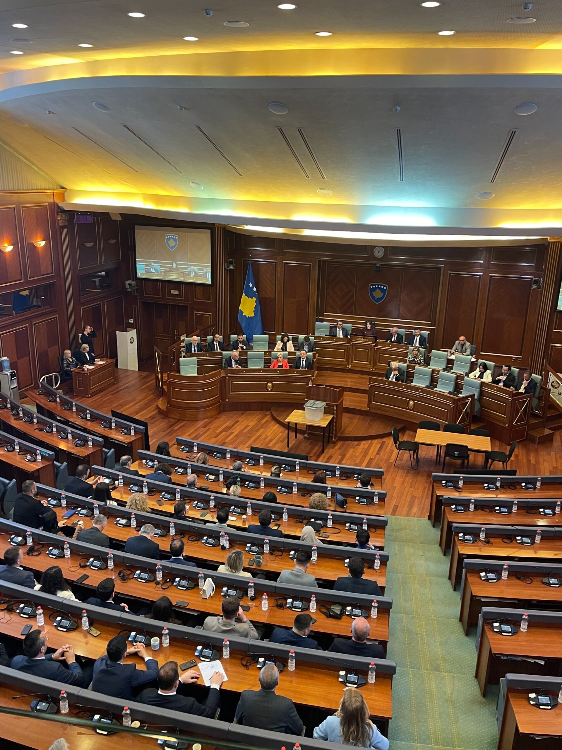 Mungojnë dy deputetë të LVV-së në seancën e Kuvendit