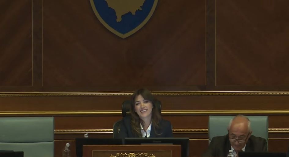 ”Veç me ka edhe me…”, Haxhiu shkakton të qeshura në Kuvend me këtë deklaratë