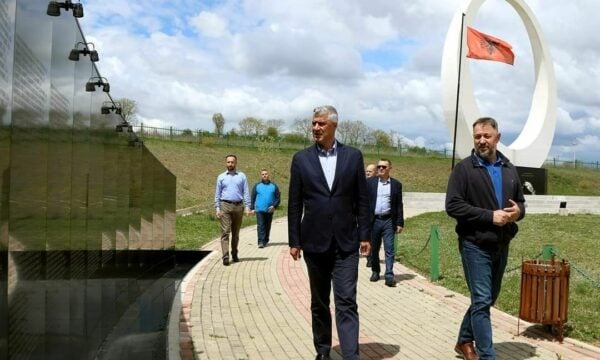 Reagon ashpër Sami Lushtaku, i çon selamë atyre që ofenduan Thaçin