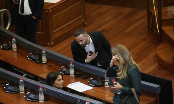 Deputeti Fatos Geci i afrohet Vlora Çitakut në Kuvend – Ja reagimi i saj