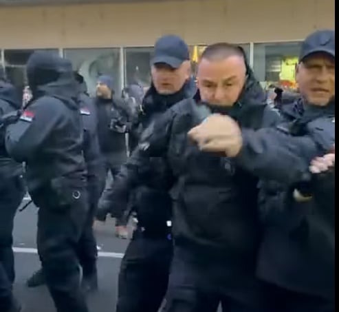 Eskalon situata në Serbi/ Serbët përplasën e rrahen mes vete