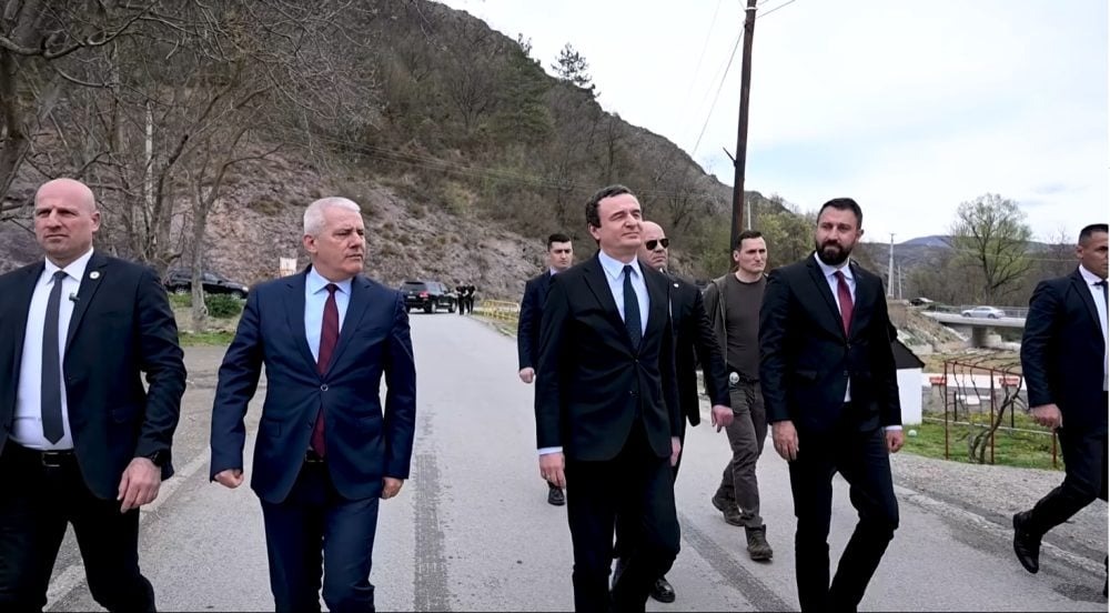 Era shtet/ Bastisje e madhe në Veri të Kosovës, kapen armë, granata, uniforma