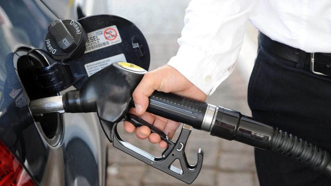 Shtetet ndërmarrin masat e para/ Kufizohet blerjen e naftës deri në 50 litra, mbyllën qendrat tregtare, shkurtohet orari i punës