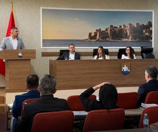 Ulqini ashpërson rregullat: 500 euro gjobë për daljen me bikini në qytet