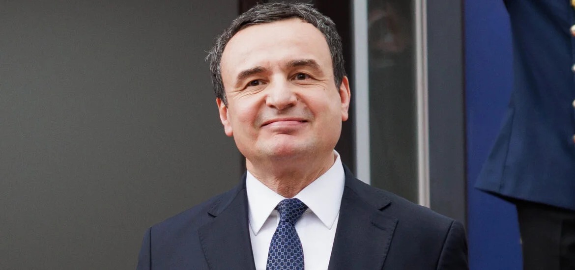 “Ia puthi dorën Albin Kurtit” – Momenti nga Zvicra që po bën xhiron e rrjetit