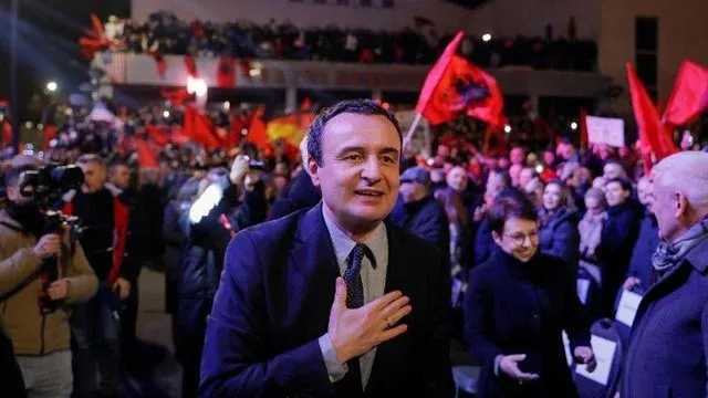 Albin Kurti ‘fundos’ opozitën? Sondazhi i fundit trondit skenën politike