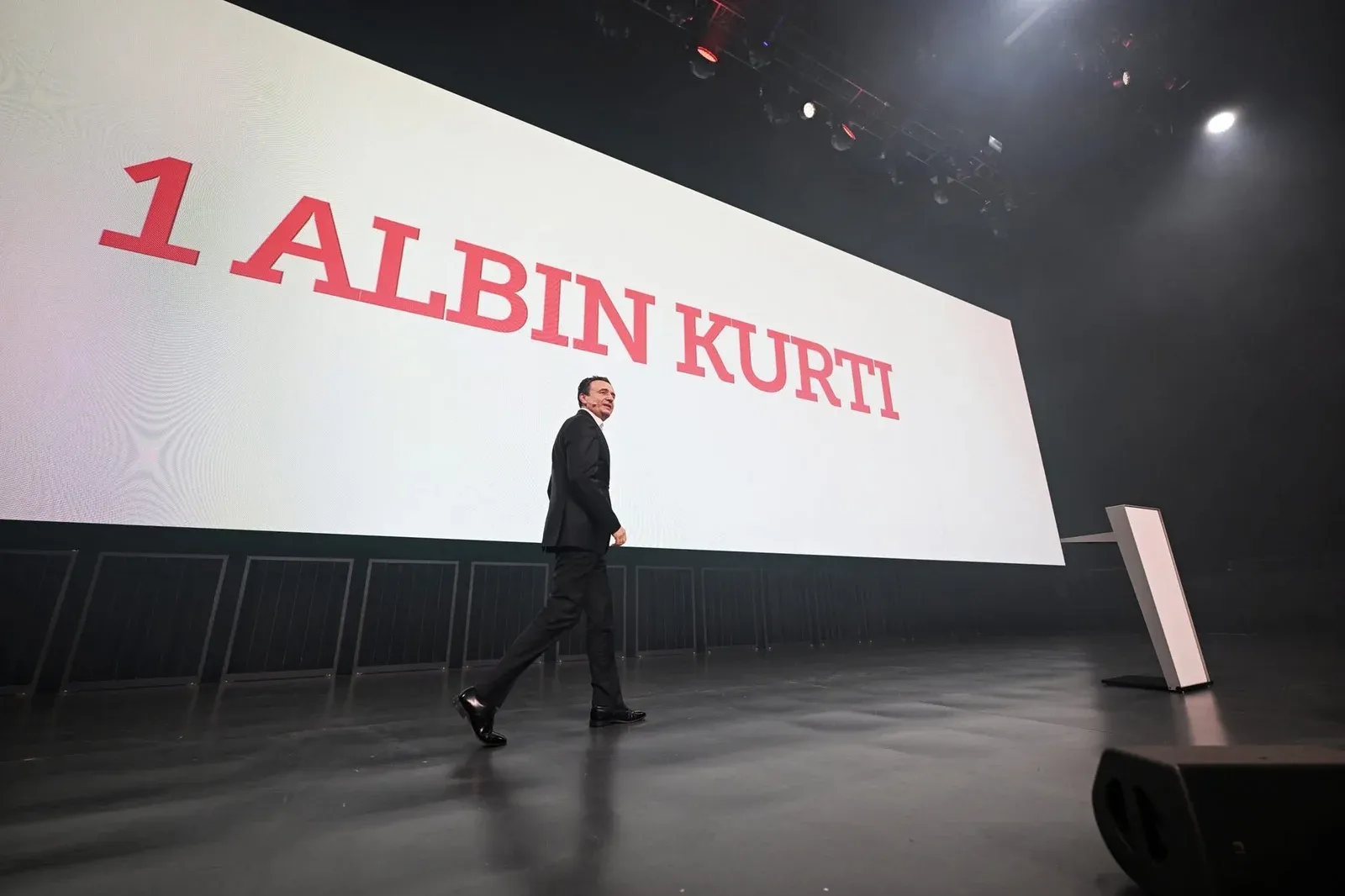 Albin Kurti ndez atmosferën në kryeqytet, mijëra qytetarë vërshojnë, shikojeni videon