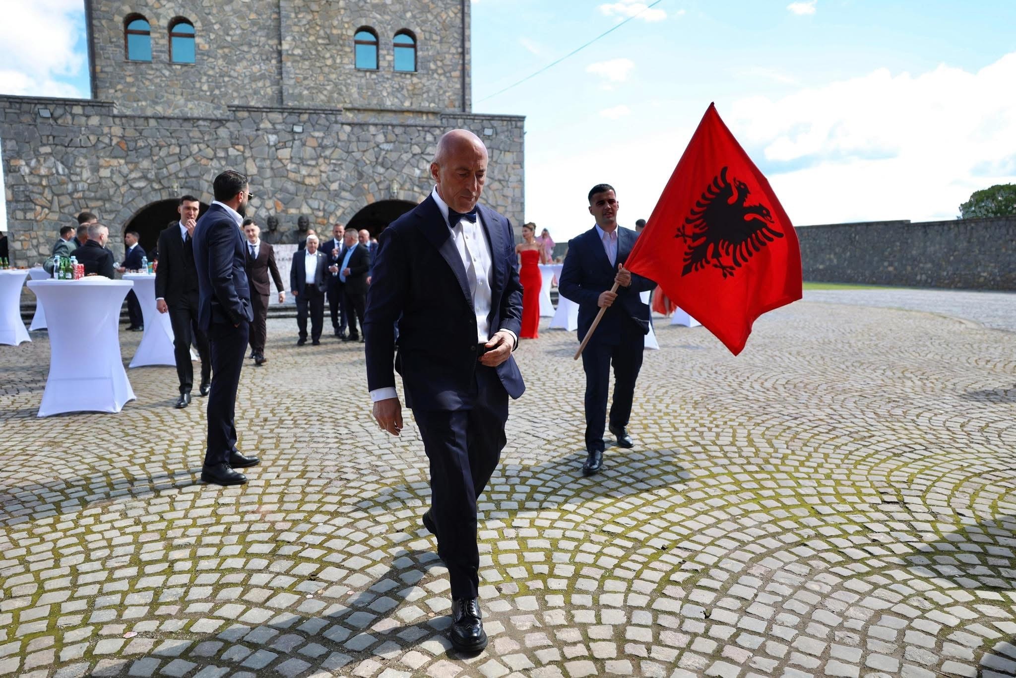 Besojeni ose jo, por Ramush Haradinaj e paska ftuar edhe këtë person në dasmën e Luanit