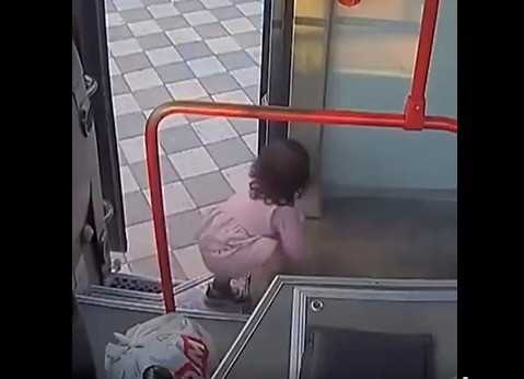 U ikën nga sytë prindërve teksa bënin pazar, 2 vjeçarja hipën në autobus
