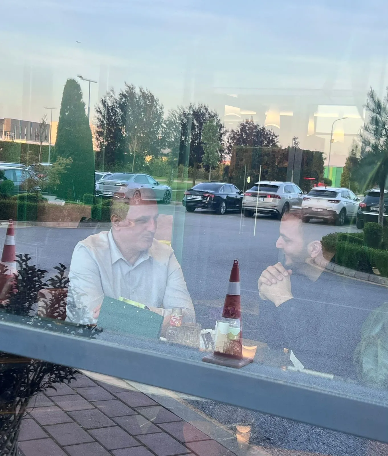 Gazetari i afërt me Grenellin shihet në kafe me Shpend Gjocaj, kandidatin e AAK-së nga Amerika