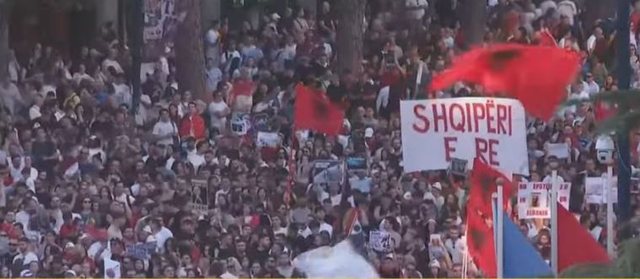 “Rama në burg, Berisha në burg” – Deputetja ”braktis” PD-në dhe i bashkohet protestës