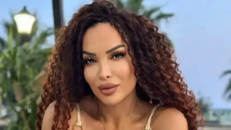 Rovena Stefa bëhet këngëtarja e parë shqiptare që bën këtë veprim