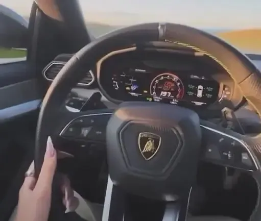 Voziti gati 200 me Lamborghini dhe e poston videon në rrjete sociale, poIicia ia merr Iejen dhe e dënon kosovaren 300 euro