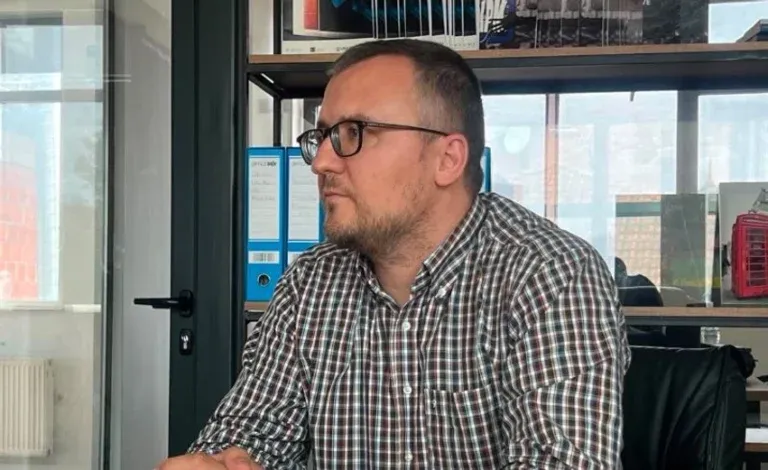 Jakaj: Deputetët nuk duhet të shkojnë në pushim, duhet të krijojnë institucionet e reja të Kosovës
