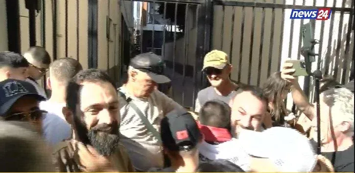 Rama ka mbaru!”/ Vijon lirimi i të arrestuarve, mes tyre edhe aktivisti Gent Progni