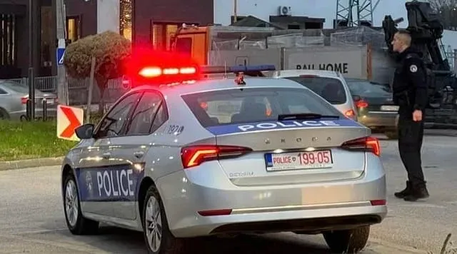 Si nëpër filma, qytetari tenton t’i ikë policisë në Gjakovë, përplaset me veturën zyrtare