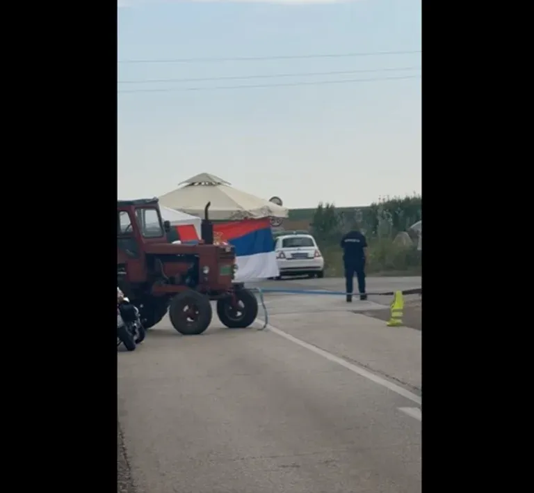 Bllokohet kufiri Kroaci–Serbi, serbët dalin me traktorë në vendkalimin “Neshtin”