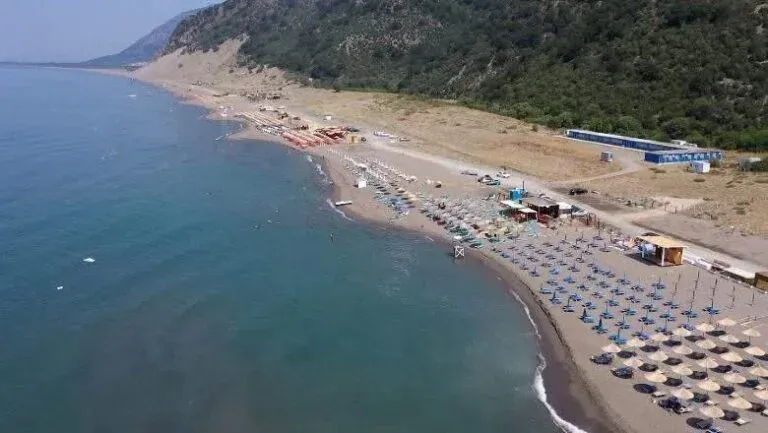 Panik në Shëngjin, nënë e bir rrezikojnë mbytjen, shpëtohen në momentin e fundit