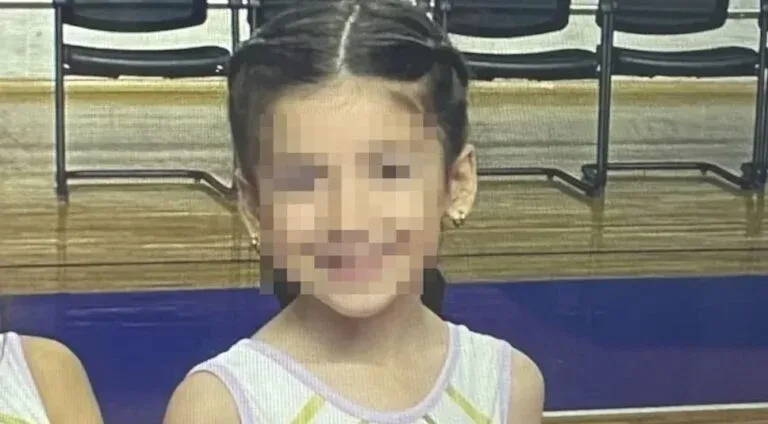 7-vjeçarja vdes në karrigen e dentistit gjatë një ndërhyrjeje nën anestezi të përgjithshme