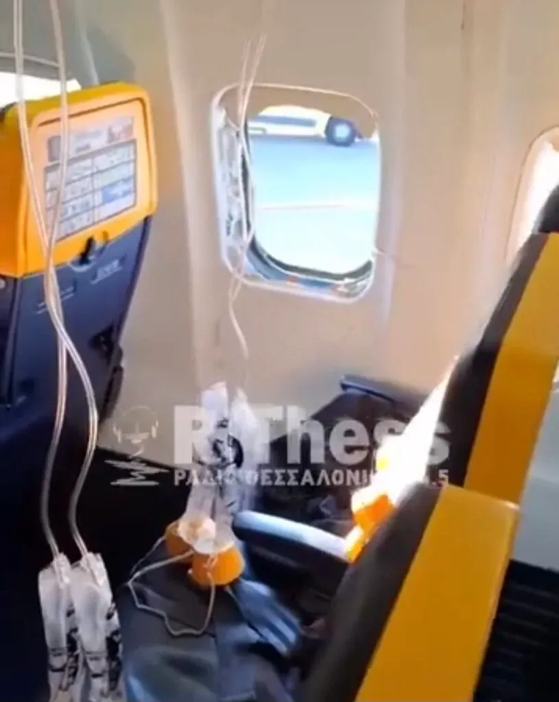 DRAMË NË AEROPORTIN “MAQEDONIA”: U thye dritarja e avionit gjatë fluturimit drejt Mynihut – ajri tërhoqi një pasagjer, ndërsa gruaja e tij e mbante nga këmbët! (VIDEO)