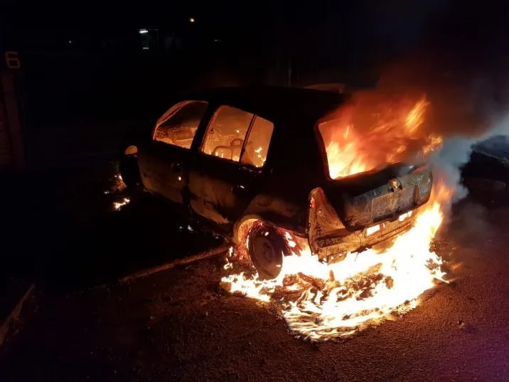 Këta janë babë e bir të cilëve iu dogjën tri vetura në Prishtinë – dyshojnë se dikush u hodhi “Molotov”