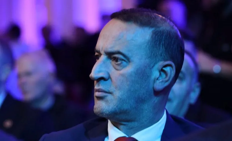 “Çartet” Daut Haradinaj, i çon një “selam” Kurtit dhe Hamzes nga sheshi i Prishtines VIDEO