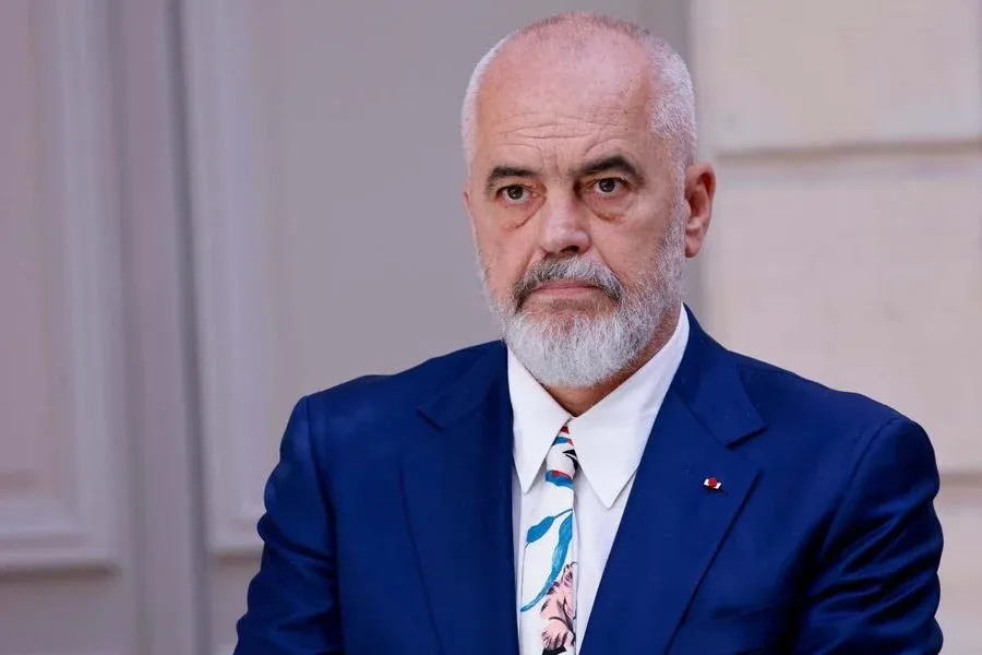Kaosi dhe dhuna nuk ndalon në rrugët e Tiranës, Edi Rama largohet të enjten nga vendi!