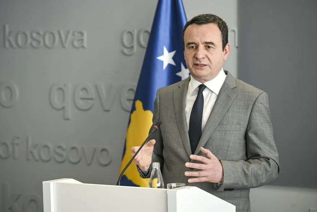 Lajmi i Fundit nga Qeveria e Kosoves, e nenshkruan vendimin Albin Kurti