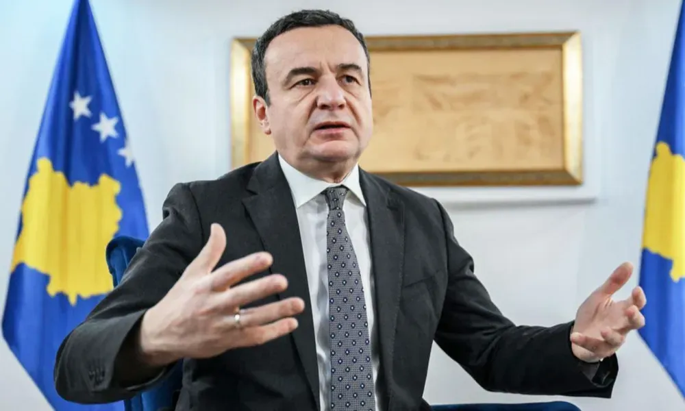 DAÇIÇ KËRCENOΝ ΜΕ FLAMURIN SERB MBI PRIZREN, KURTI “MBYLL GOJËN”